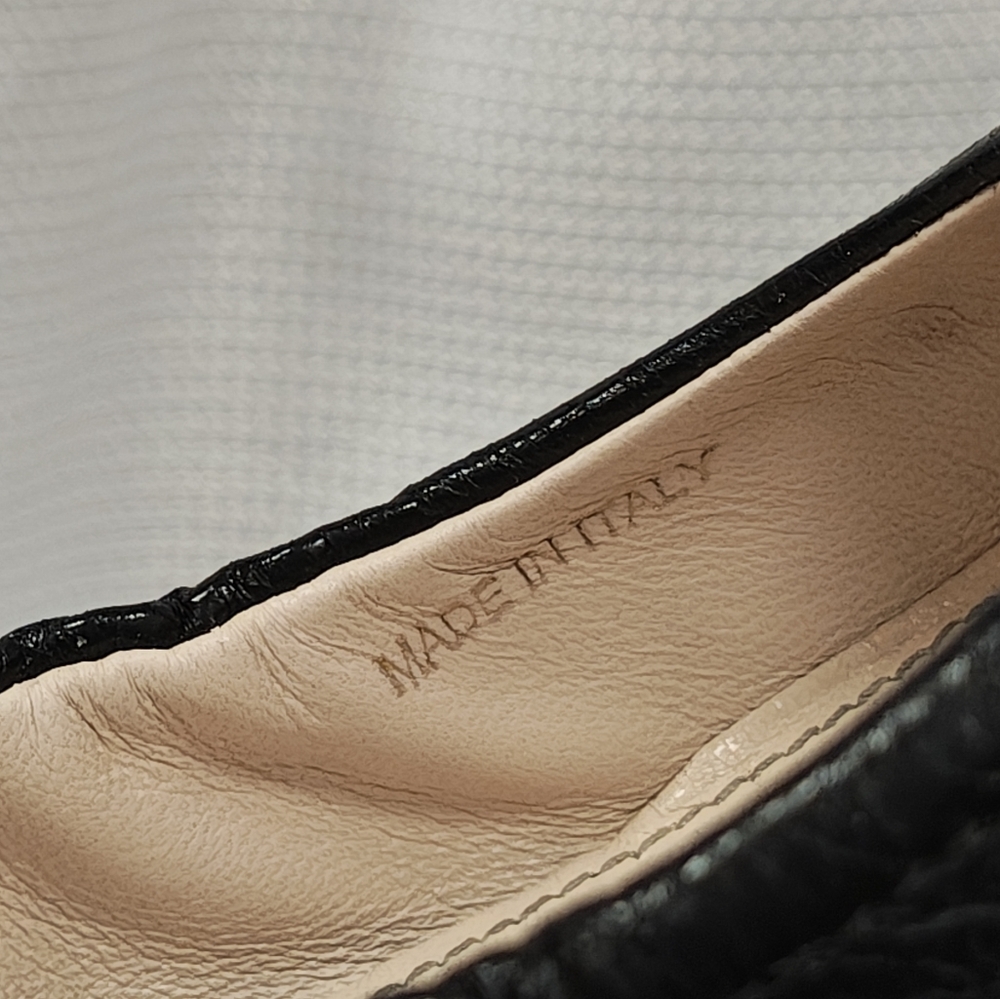 Prada Black Leather Loafers with Classic Slip-On Design - Picture 4 of 4